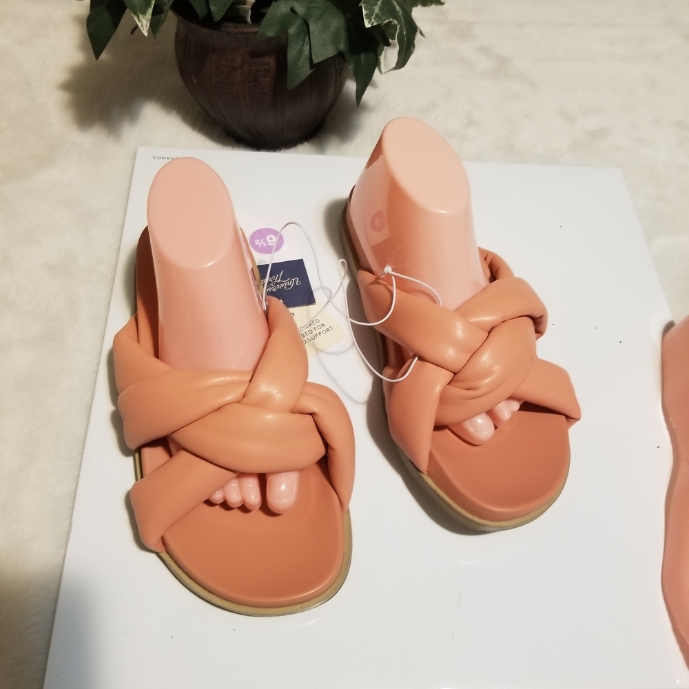Universal Thread Women's Brown Sandals